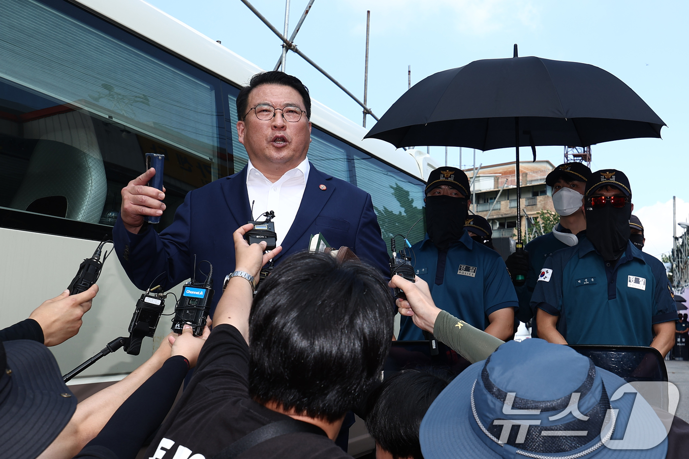 (서울=뉴스1) 김민지 기자 = 경찰이 서울서부지법 폭동 사태 배후로 의심 받는 전광훈 목사와 사랑제일교회에 대한 압수수색을 진행 중인 5일 오전 서울 성북구 사랑제일교회 앞에서 …