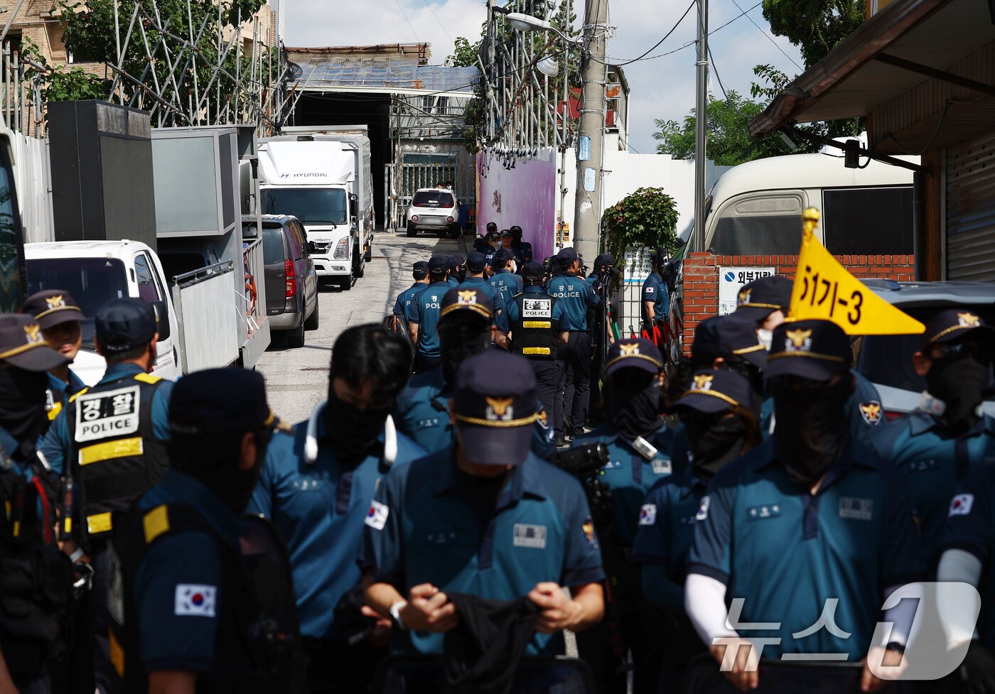 본문 이미지 - 경찰이 서울서부지법 폭동 사태 배후로 의심 받는 전광훈 목사와 사랑제일교회에 대한 압수수색을 진행 중인 5일 오전 서울 성북구 사랑제일교회 앞에서 경찰들이 경계 근무를 서고 있다. 2025.8.5/뉴스1 ⓒ News1 김민지 기자