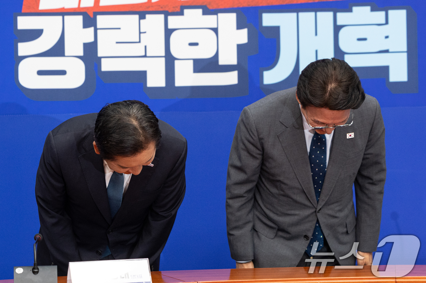 (서울=뉴스1) 이승배 기자 = 정청래 더불어민주당 대표와 김민석 국무총리가 5일 오전 서울 여의도 국회에서 나란히 인사하고 있다. 2025.8.5/뉴스1