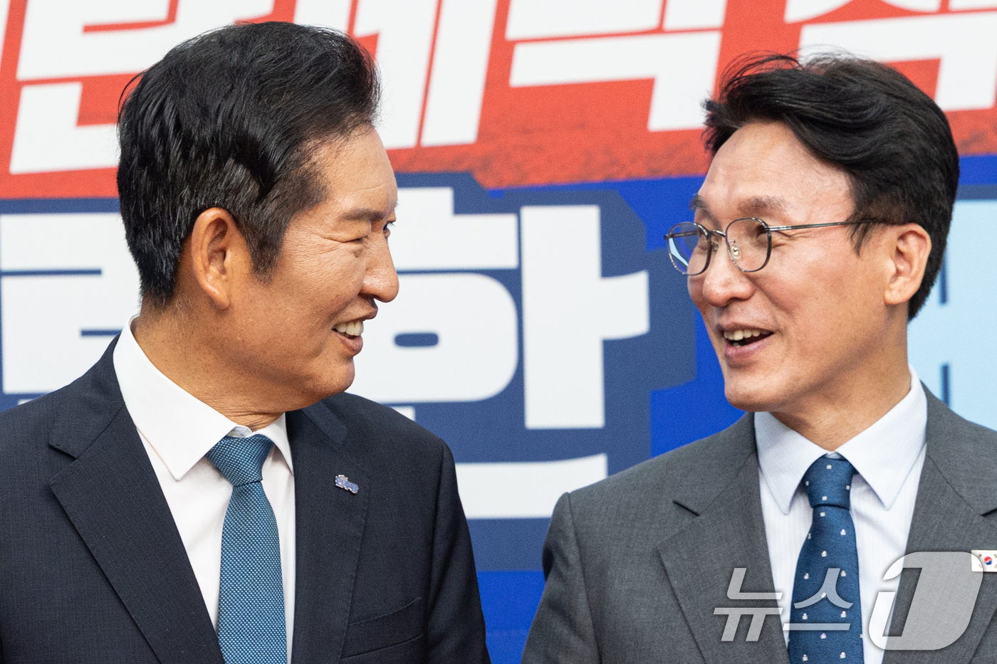 (서울=뉴스1) 이승배 기자 = 정청래 더불어민주당 대표가 5일 오전 서울 여의도 국회 당대표 회의실에서 김민석 국무총리를 접견하고 있다. 2025.8.5/뉴스1