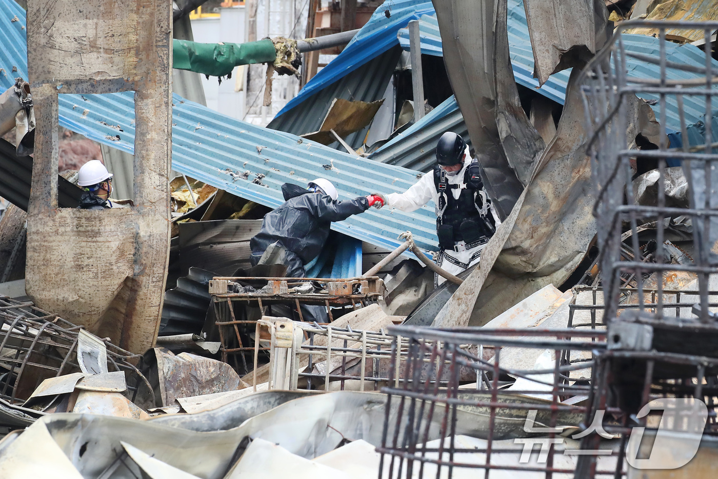 (영천=뉴스1) 공정식 기자 = 5일 오전 경북 영천시 금호읍 채신공단 화재 현장에서 행안부 국립재난안전연구원, 대구지방환경청, 대구고용노동청, 국과수, 경찰, 소방, 한국전기안전 …