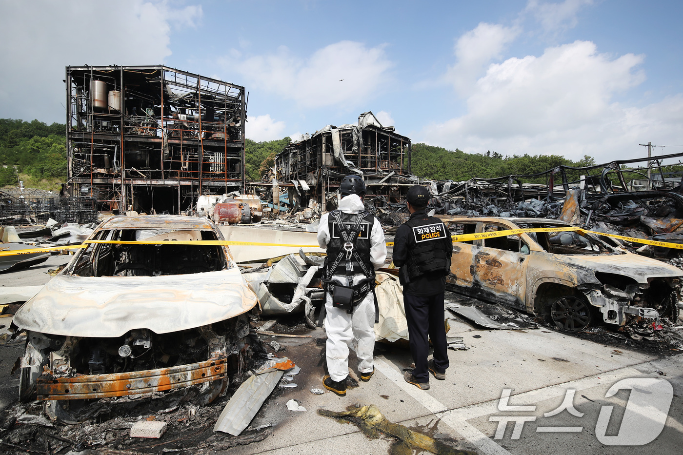 (영천=뉴스1) 공정식 기자 = 5일 오전 경북 영천시 금호읍 채신공단 화재 현장에서 행안부 국립재난안전연구원, 대구지방환경청, 대구고용노동청, 국과수, 경찰, 소방, 한국전기안전 …