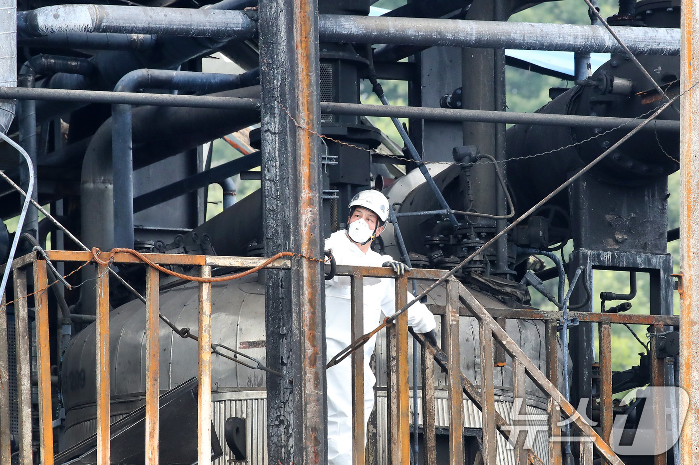 (영천=뉴스1) 공정식 기자 = 5일 오전 경북 영천시 금호읍 채신공단 화재 현장에서 행안부 국립재난안전연구원, 대구지방환경청, 대구고용노동청, 국과수, 경찰, 소방, 한국전기안전 …