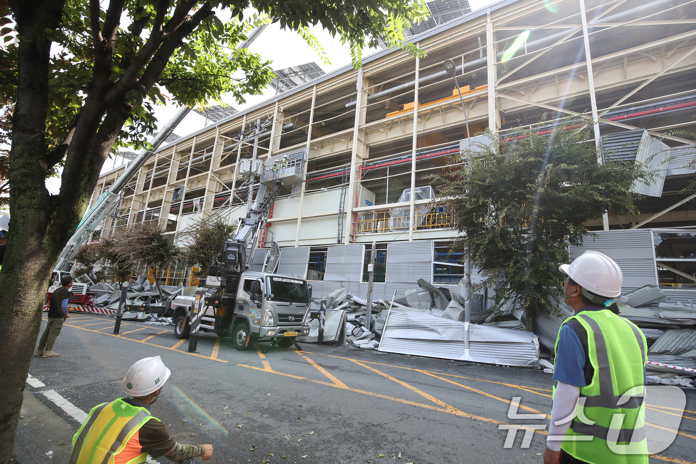 (영천=뉴스1) 공정식 기자 = 5일 오전 경북 영천시 금호읍 채신공단 화재 현장 인근 공장에서 철거작업이 진행되고 있다.지난 3일 공단 내 화학원료 제조 공장에서 발생한 폭발과 …