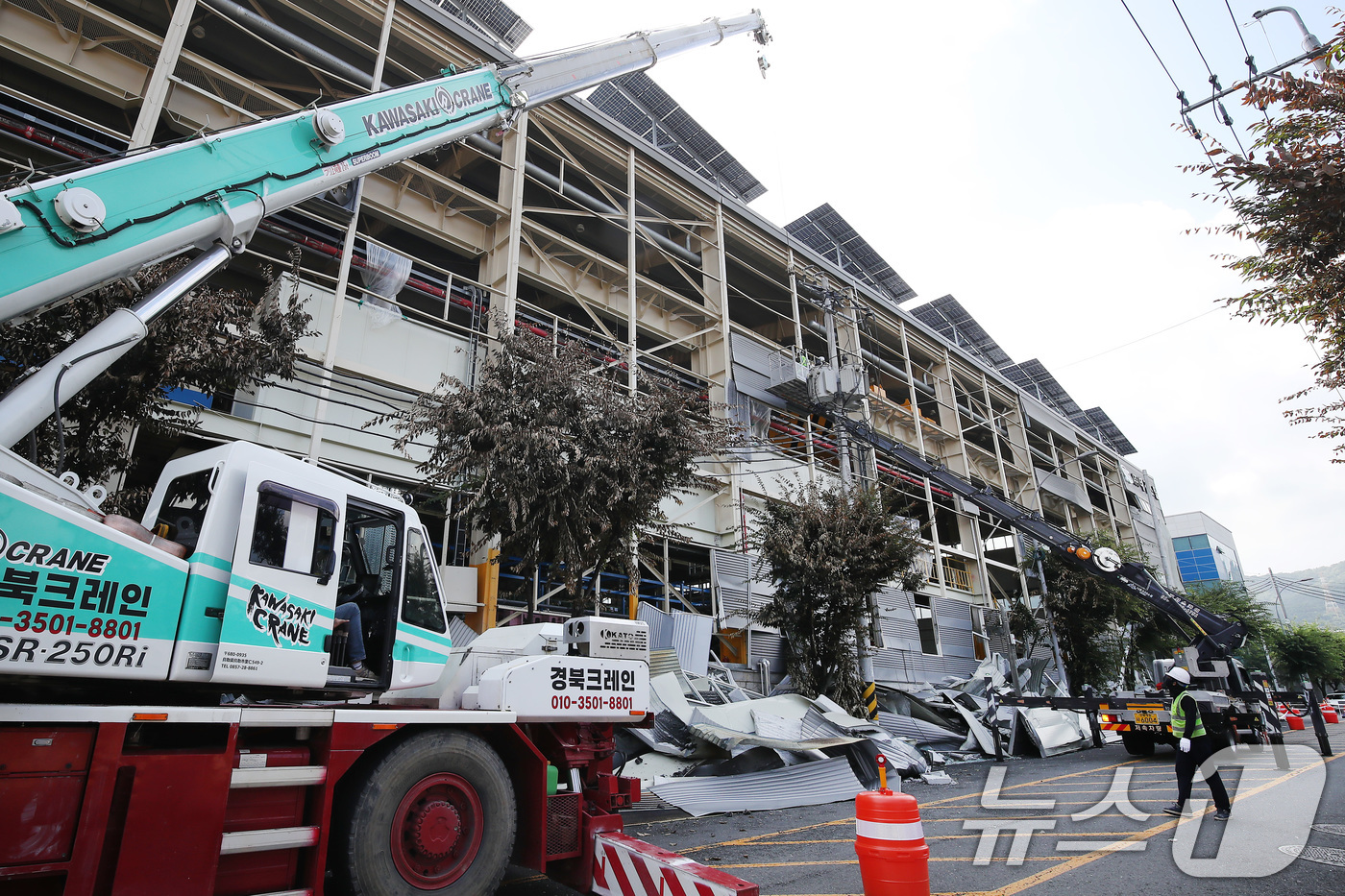 (영천=뉴스1) 공정식 기자 = 5일 오전 경북 영천시 금호읍 채신공단 화재 현장 인근 공장에서 철거작업이 진행되고 있다.지난 3일 공단 내 화학원료 제조 공장에서 발생한 폭발과 …