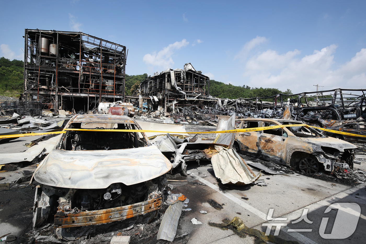 (영천=뉴스1) 공정식 기자 = 5일 오전 합동감식을 앞둔 경북 영천시 금호읍 채신공단 화재 현장. 지난 3일 공단 내 화학원료 제조 공장에서 발생한 폭발과 화재로 1명이 숨지고, …