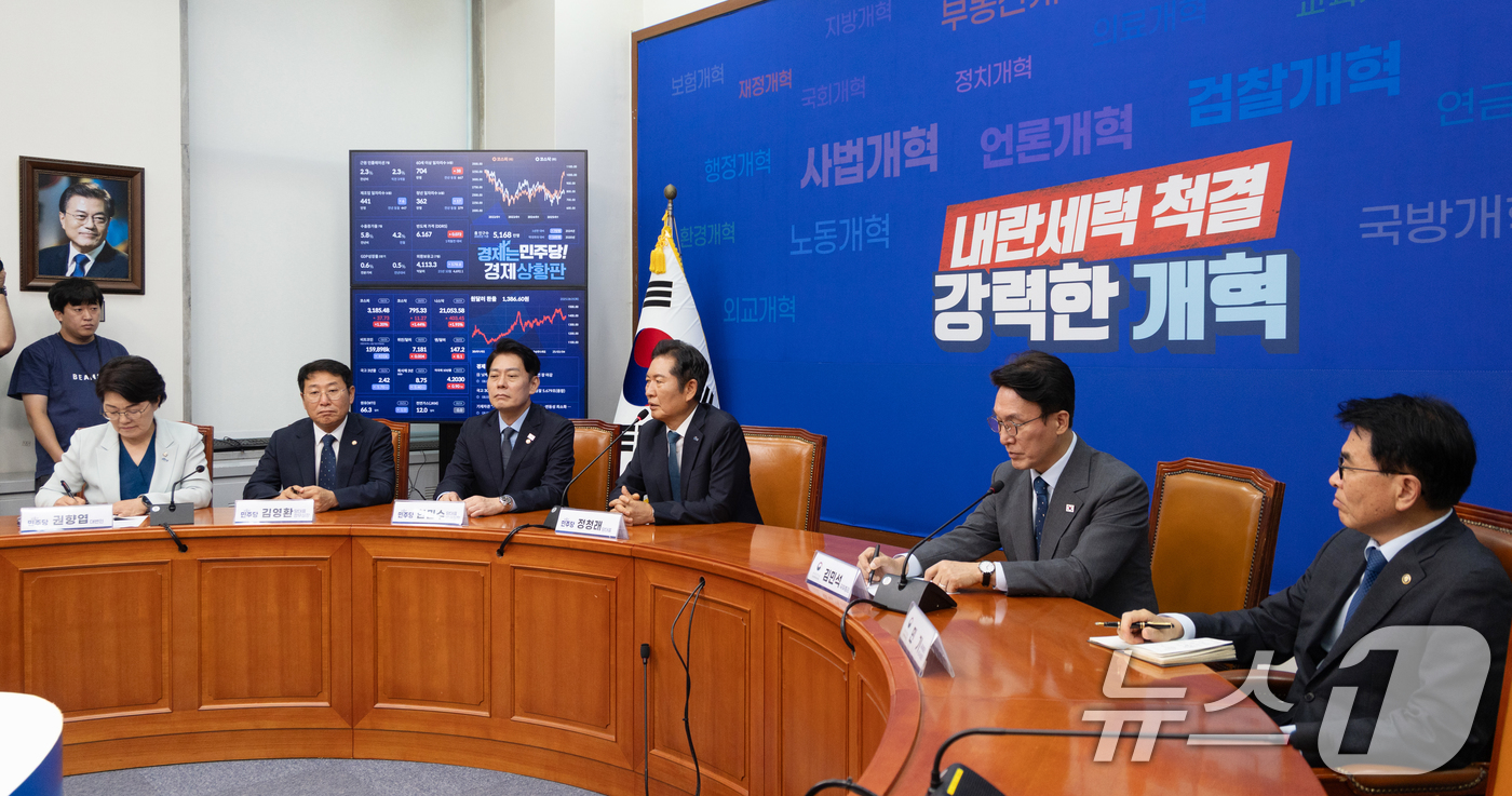 (서울=뉴스1) 이승배 기자 = 정청래 더불어민주당 대표가 5일 오전 서울 여의도 국회 당대표 회의실에서 김민석 국무총리를 접견하고 있다. 2025.8.5/뉴스1