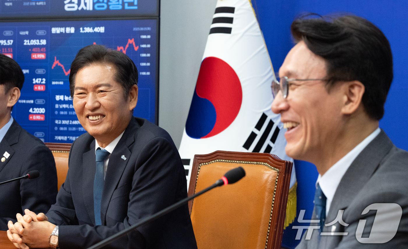 (서울=뉴스1) 이승배 기자 = 정청래 더불어민주당 대표가 5일 오전 서울 여의도 국회 당대표 회의실에서 김민석 국무총리를 접견하고 있다. 2025.8.5/뉴스1