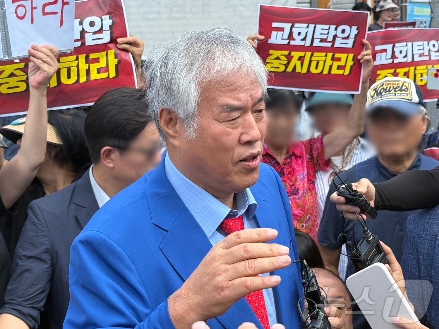 (서울=뉴스1) 김형준 기자 = 경찰이 서울서부지법 폭동 사태 배후로 의심 받는 전광훈 목사와 사랑제일교회에 대한 압수수색 중인 5일 오전 서울 성북구 사랑제일교회 앞에서 전광훈 …