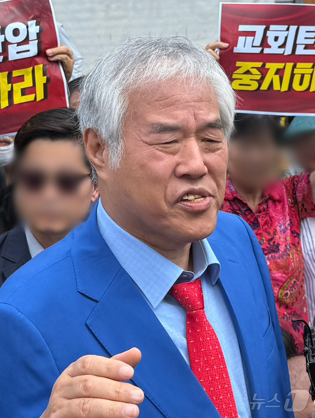 (서울=뉴스1) 김형준 기자 = 경찰이 서울서부지법 폭동 사태 배후로 의심 받는 전광훈 목사와 사랑제일교회에 대한 압수수색 중인 5일 오전 서울 성북구 사랑제일교회 앞에서 전광훈 …