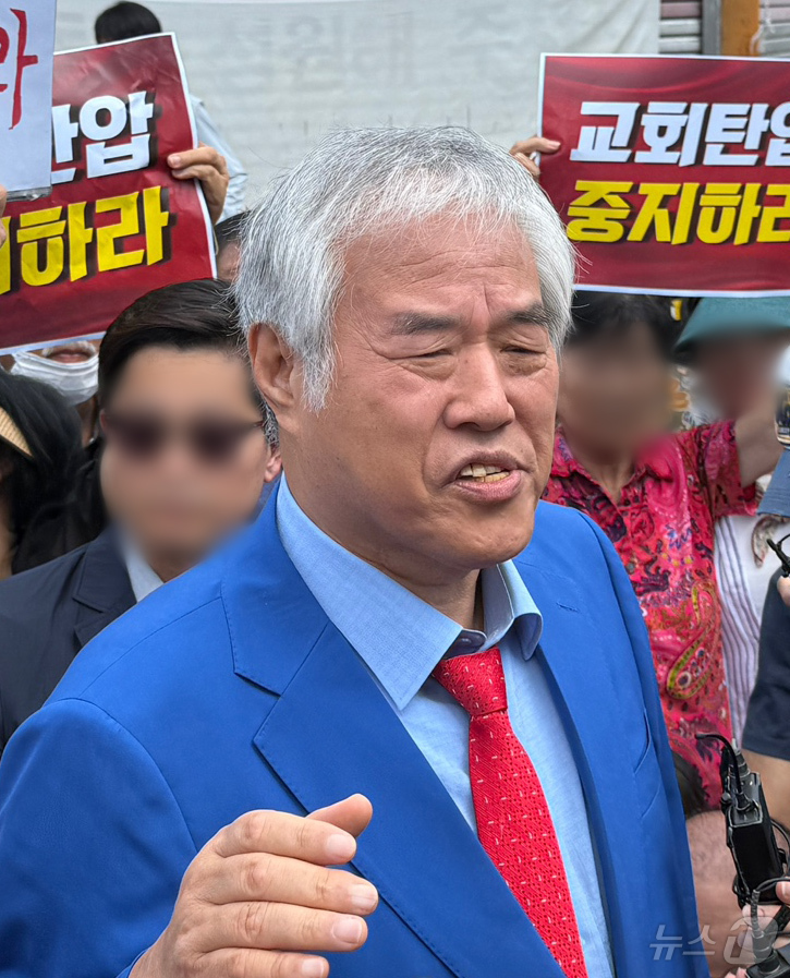 (서울=뉴스1) 김형준 기자 = 경찰이 서울서부지법 폭동 사태 배후로 의심 받는 전광훈 목사와 사랑제일교회에 대한 압수수색 중인 5일 오전 서울 성북구 사랑제일교회 앞에서 전광훈 …