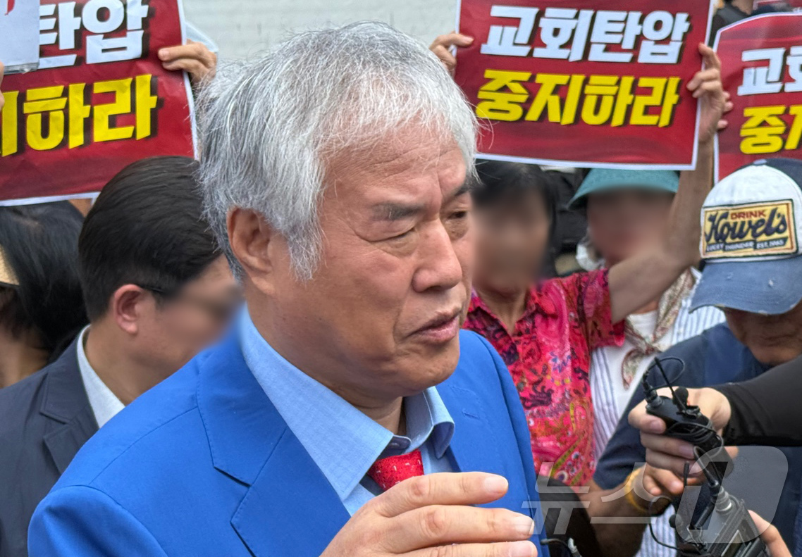 (서울=뉴스1) 김형준 기자 = 경찰이 서울서부지법 폭동 사태 배후로 의심 받는 전광훈 목사와 사랑제일교회에 대한 압수수색 중인 5일 오전 서울 성북구 사랑제일교회 앞에서 전광훈 …