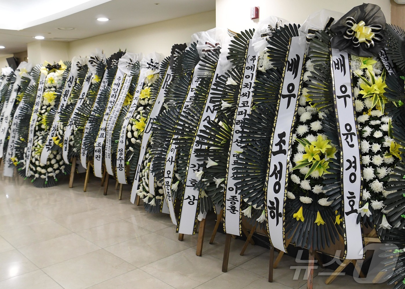 (서울=뉴스1) 사진공동취재단 = 배우 故 송영규의 빈소가 5일 경기 용인시 처인구 다보스병원 장례식장 특1호실에 마련됐다. 2025.8.5/뉴스1