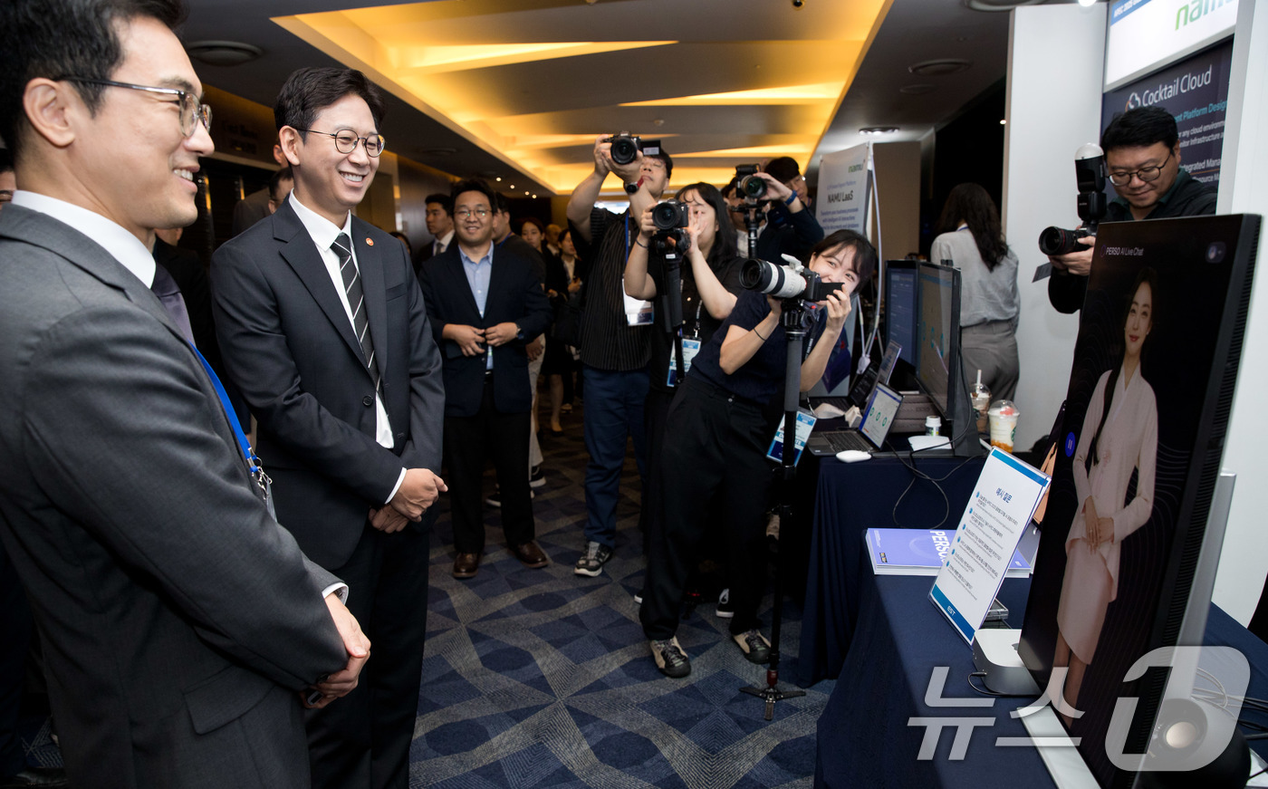 (서울=뉴스1) = 배경훈 과학기술정보통신부 장관이 5일 인천광역시 연수구 쉐라톤그랜드호텔에서 열린 'APEC 글로벌 디지털 AI 포럼'에 참석해 정상원 이스트소프트 대표로부터 ' …