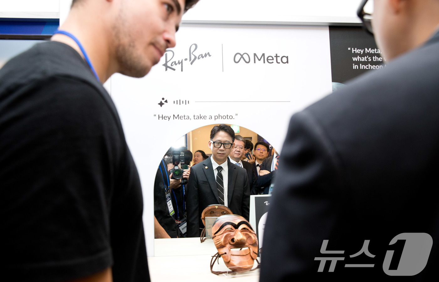 (서울=뉴스1) = 배경훈 과학기술정보통신부 장관이 5일 인천광역시 연수구 쉐라톤그랜드호텔에서 열린 'APEC 글로벌 디지털 AI 포럼'에 참석해 Meta 전시부스에서 설명을 듣고 …