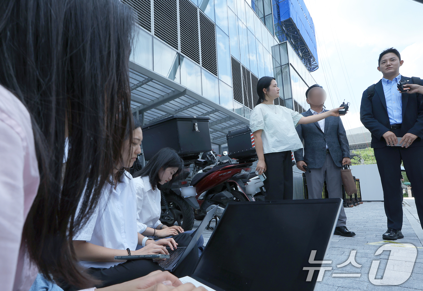 (서울=뉴스1) 박정호 기자 = '정치 브로커' 명태균 씨가 실질적으로 운영하던 여론조사 기관 미래한국연구소의 전임 소장 김태열 씨가 5일 오후 서울 종로구에 마련된 김건희 특검팀 …