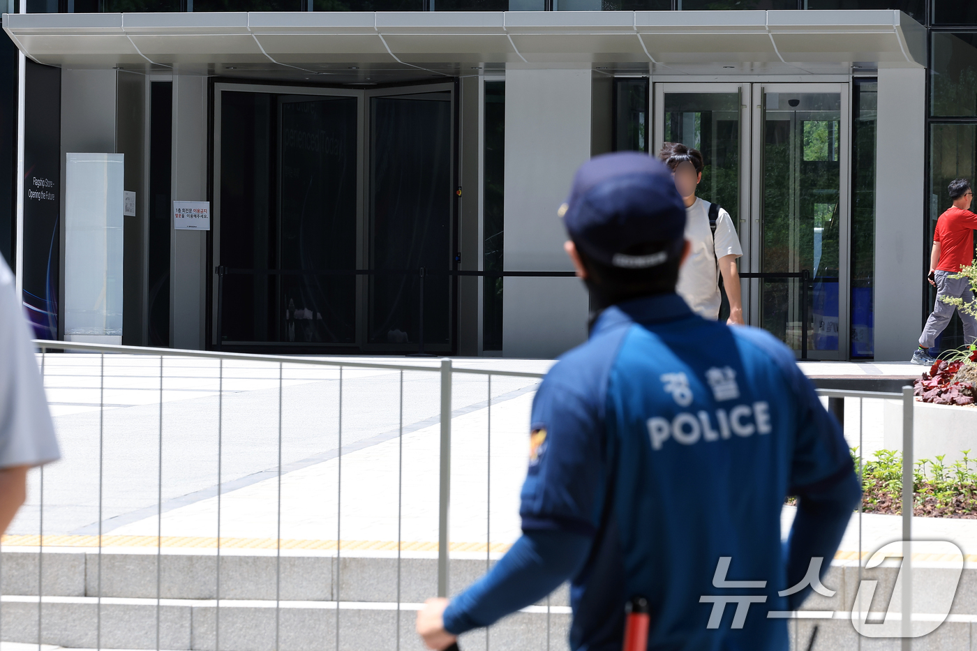 (서울=뉴스1) 박정호 기자 = 김건희 여사 소환 조사를 하루 앞둔 5일  서울 종로구에 마련된 김건희 특검팀(특별검사 민중기)이 입주한 건물  앞에서 경찰이 오가고 있다.  20 …