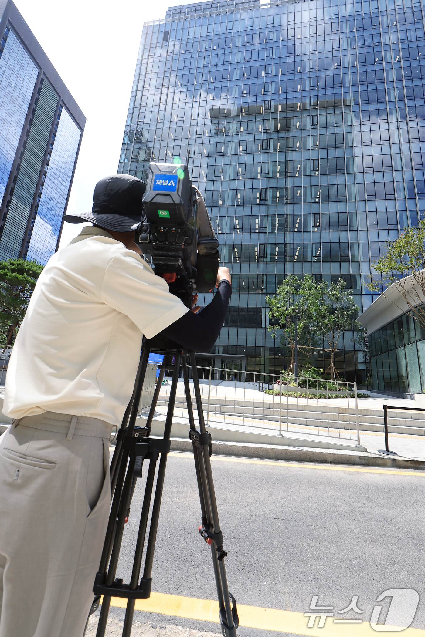 (서울=뉴스1) 박정호 기자 = 김건희 여사 소환 조사를 하루 앞둔 5일  서울 종로구에 마련된 김건희 특검팀(특별검사 민중기)이 입주한 건물  앞에서 방송사 취재진이 취재를 하고 …