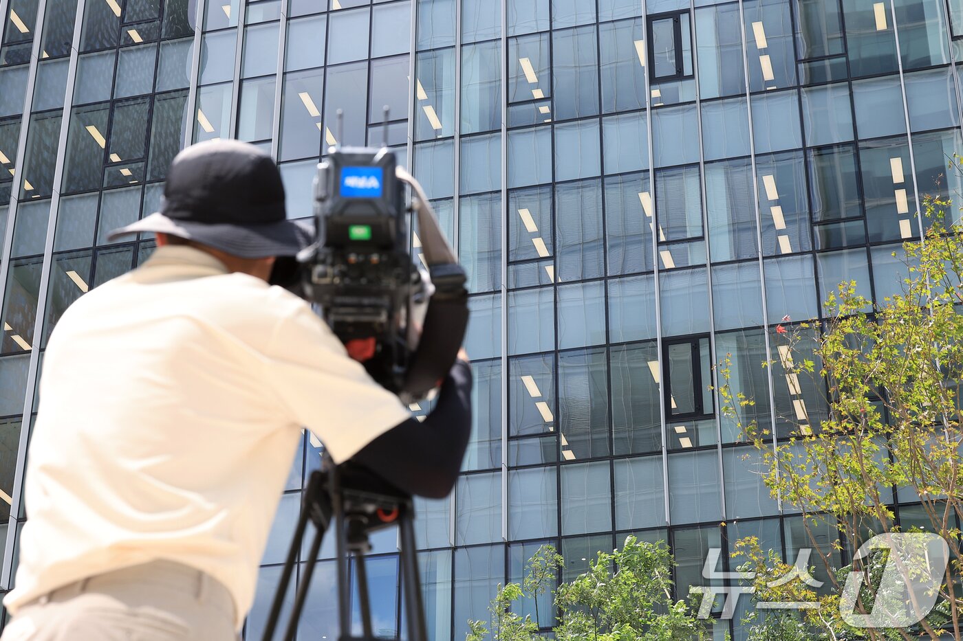 본문 이미지 - 김건희 여사 소환 조사를 하루 앞둔 5일 서울 종로구에 마련된 김건희 특검팀&#40;특별검사 민중기&#41;이 입주한 건물 앞에서 방송사 취재진이 취재를 하고 있다./뉴스1 ⓒ News1 박정호 기자