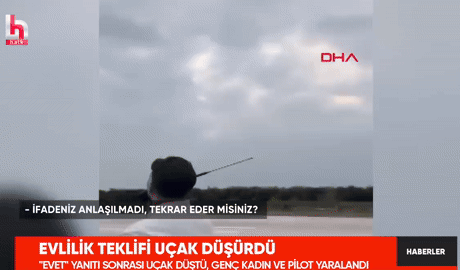 본문 이미지 - 지난 1일 오후 7시20분쯤 튀르키예 아다나의 한 활주로에서 민간 항공사 소속 경비행기가 이륙 직후 추락하는 사고가 발생해 2명이 부상을 입었다.&#40;사진=튀르키예 할크TV 갈무리&#41;