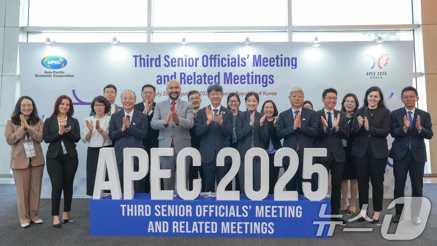 (서울=뉴스1) = 임승관 질병관리청 청장이 5일 인천광역시 송도컨벤시아에서 열린  2025년 제2차 APEC 보건실무그룹회의에서 주요 참석자들과 함께 기념 촬영을 하고 있다. ( …