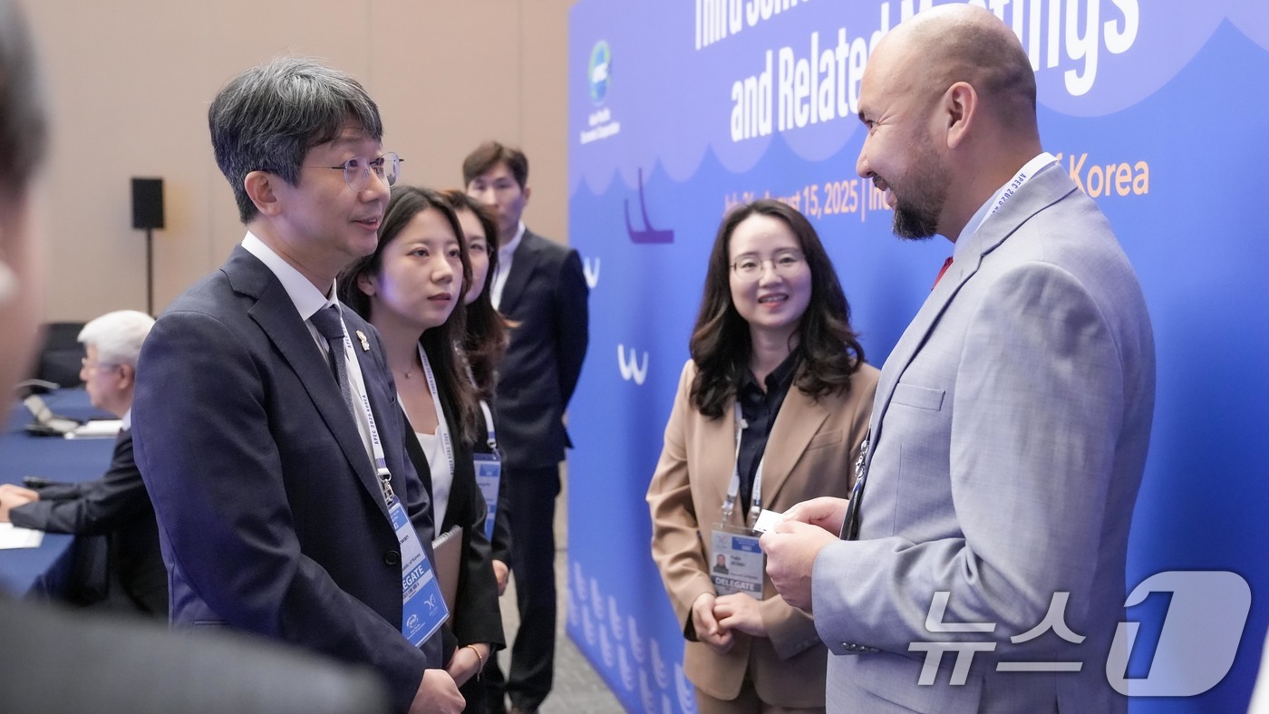 (서울=뉴스1) = 임승관 질병관리청 청장이 5일 인천광역시 송도컨벤시아에서 열린  2025년 제2차 APEC 보건실무그룹회의에 참석해 페루 보건부 관계자 Dr. Melt Camp …