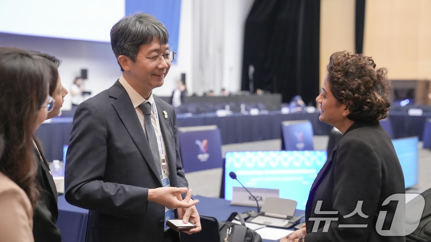 (서울=뉴스1) = 임승관 질병관리청 청장이 5일 인천광역시 송도컨벤시아에서 열린  2025년 제2차 APEC 보건실무그룹회의에 참석해 WHO 관계자 Thilaka Chinnaya …