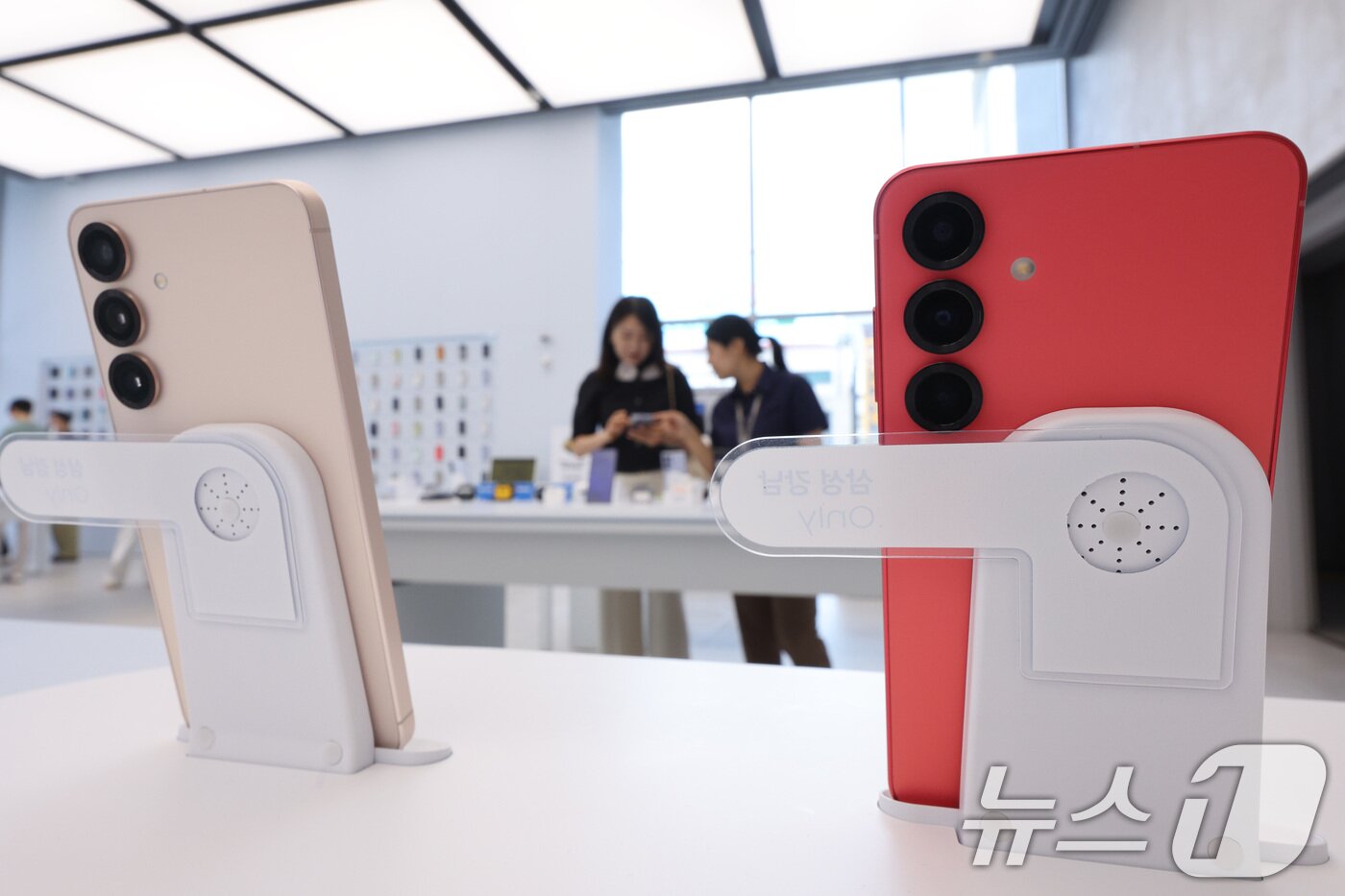 본문 이미지 - 5일 서울 강남 삼성에서 고객들이 삼성전자 갤럭시 S25 시리즈를 살펴보고 있다. 2025.8.5/뉴스1 ⓒ News1 신웅수 기자
