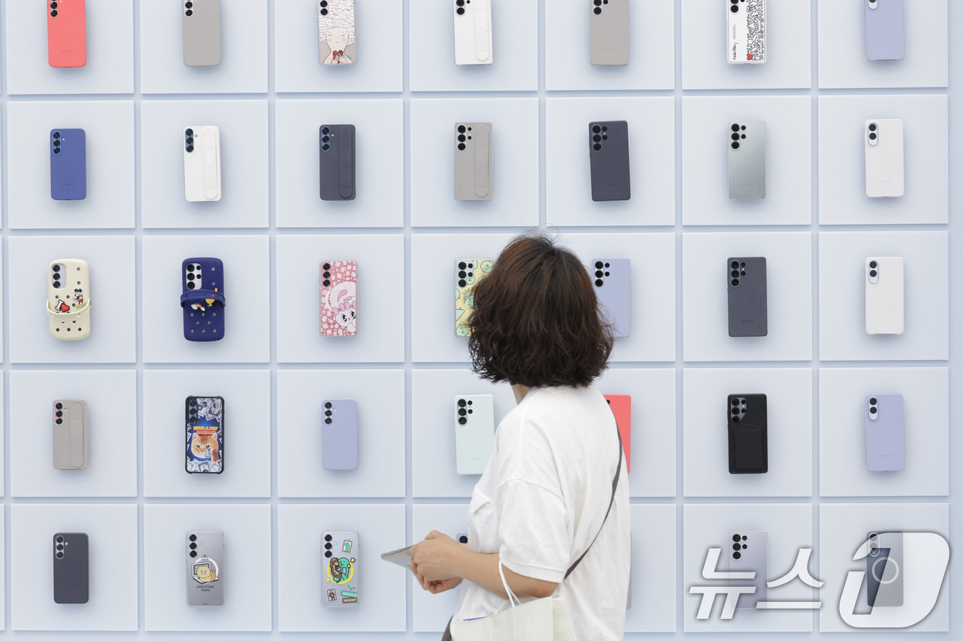 (서울=뉴스1) 신웅수 기자 = 5일 서울 강남 삼성에서 고객들이 삼성전자 갤럭시 S25 시리즈를 살펴보고 있다.삼성전자는 올해 2월 출시한 '갤럭시 S25 시리즈'가 지난 1일 …