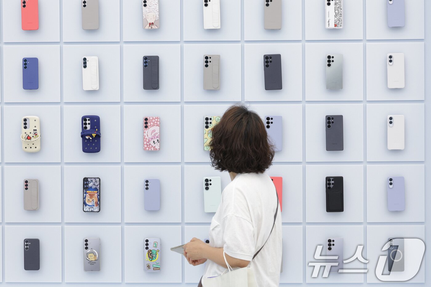 본문 이미지 - 5일 서울 강남 삼성에서 고객들이 삼성전자 갤럭시 S25 시리즈를 살펴보고 있다. 2025.8.5 ⓒ 뉴스1 신웅수 기자