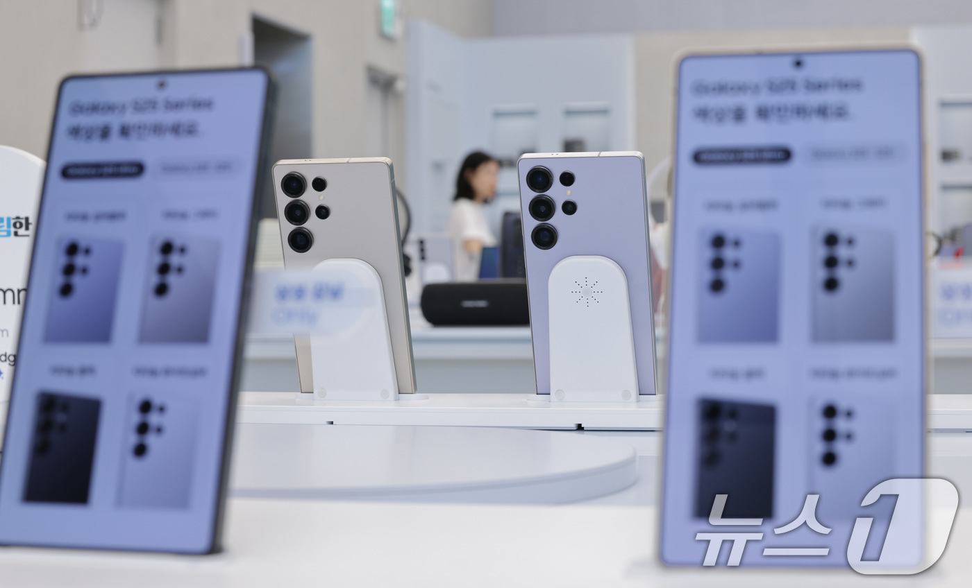 (서울=뉴스1) 신웅수 기자 = 5일 서울 강남 삼성에서 고객들이 삼성전자 갤럭시 S25 시리즈를 살펴보고 있다.삼성전자는 올해 2월 출시한 '갤럭시 S25 시리즈'가 지난 1일 …
