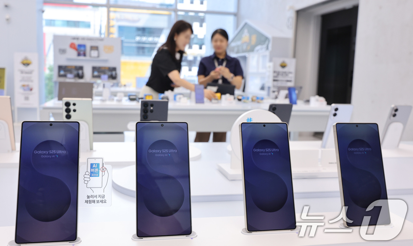 (서울=뉴스1) 신웅수 기자 = 5일 서울 강남 삼성에서 고객들이 삼성전자 갤럭시 S25 시리즈를 살펴보고 있다.삼성전자는 올해 2월 출시한 '갤럭시 S25 시리즈'가 지난 1일 …