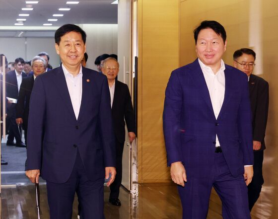 '성장전략 TF' 출범…구윤철 "규제 전면 재검토"·최태원 "적극 협력"(종합)