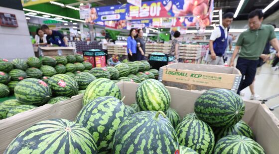 폭우·폭염에 농수산물 가격 '껑충'…수박 21% 상승