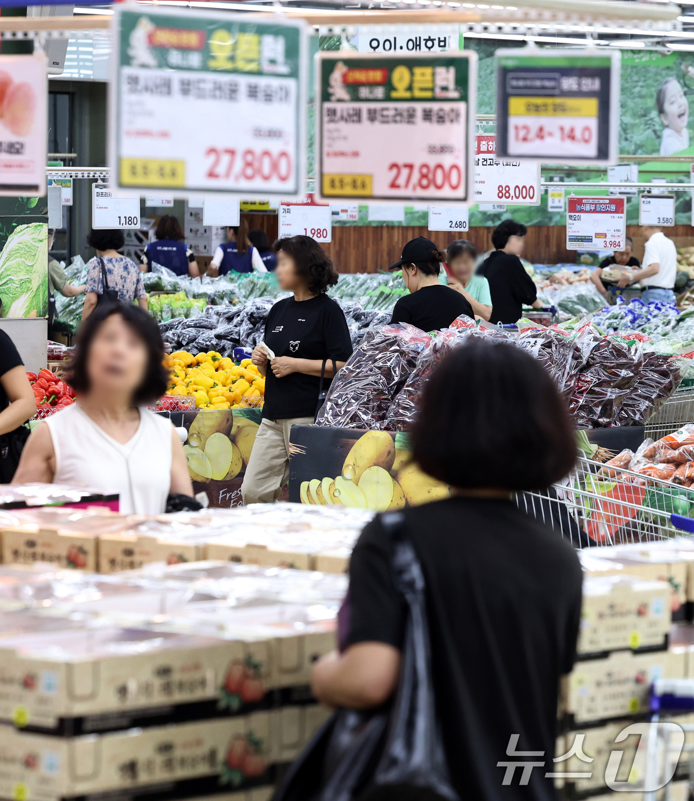 (서울=뉴스1) 구윤성 기자 = 7월 소비자물가가 가공식품·수산물 상승세 영향으로 두 달째 2%대 상승세를 이어가고 있는 가운데 5일 서울의 한 대형마트를 찾은 시민들이 장을 보고 …