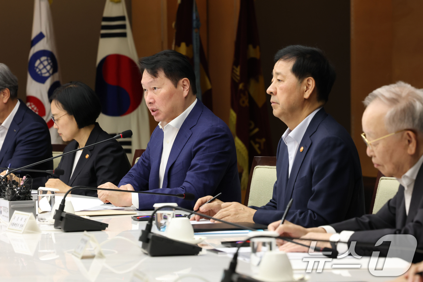 (서울=뉴스1) 황기선 기자 = 최태원 대한상공회의소 회장이 5일 오후 서울 중구 대한상공회의소에서 열린 '성장전략 TF 1차회의'에서 모두발언을 하고 있다.(공동취재)  2025 …