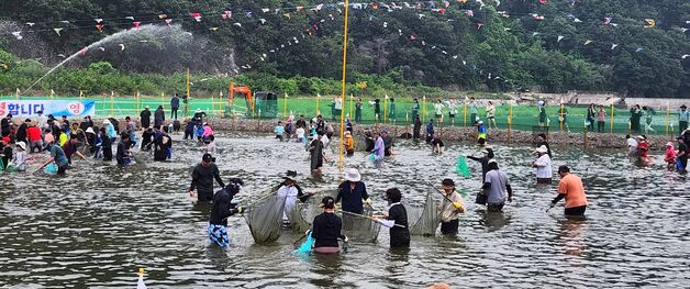 산불 피해 영덕군, '황금은어축제'에 1만6000여명 북적