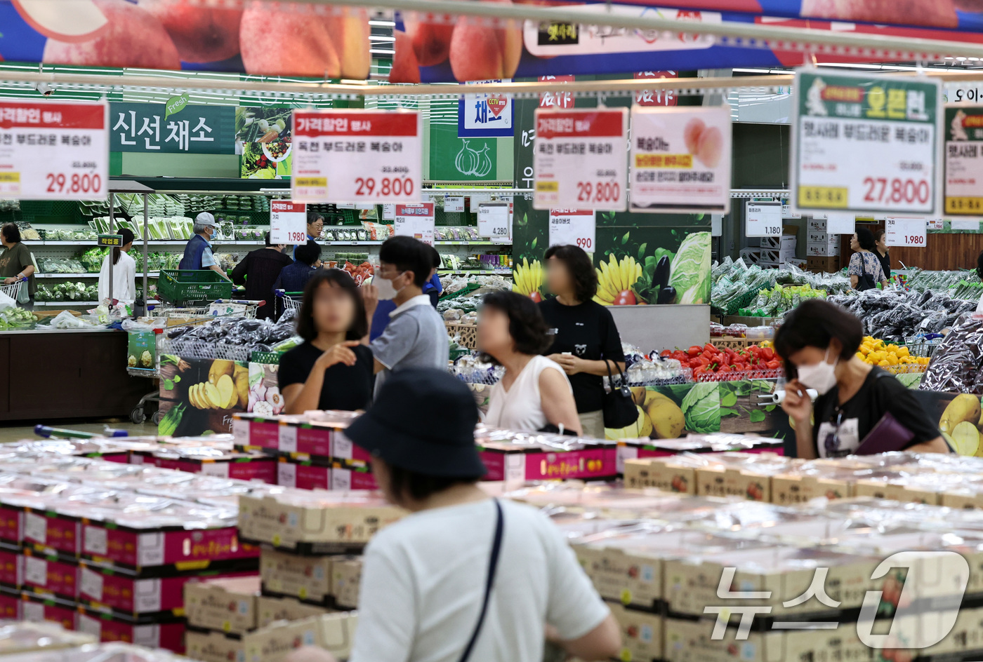 (서울=뉴스1) 구윤성 기자 = 5일 서울의 한 대형마트에서 시민들이 장을 보고 있다.이날 농수산물유통공사와 한국무역통계진흥원의 농식품수출정보에 따르면 올해 상반기(1~6월 기준) …