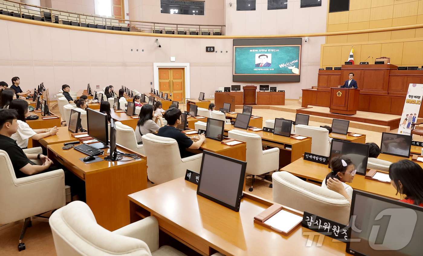 (대전=뉴스1) 이동원 기자 = 대전시의회(조원휘 의장)는 5일 대전아이파크시티 1·2단지 주민들로 구성된 아이돌봄 마을공동체 ‘터치아이’에서 시의회를 방문해 지방의회의 기능과 역 …