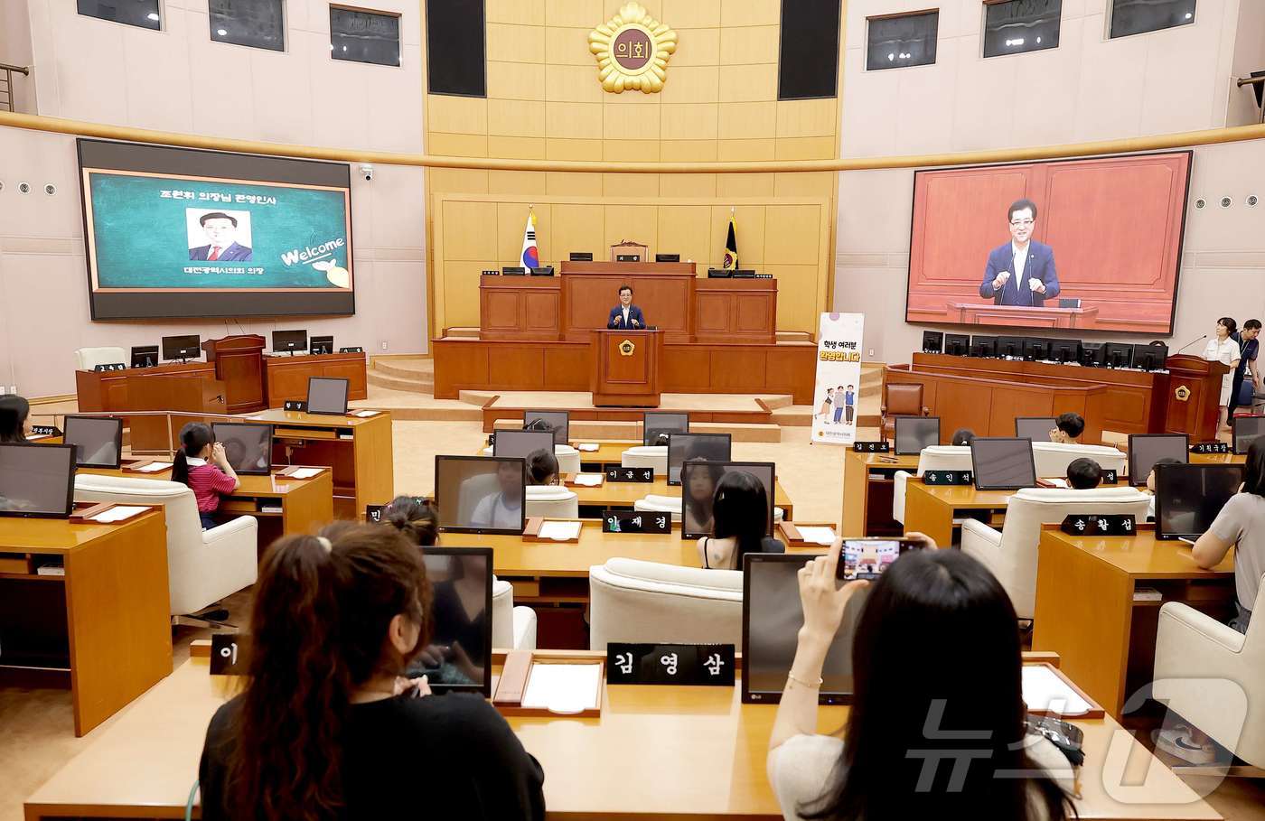 (대전=뉴스1) 이동원 기자 = 대전시의회(조원휘 의장)는 5일 대전아이파크시티 1·2단지 주민들로 구성된 아이돌봄 마을공동체 ‘터치아이’에서 시의회를 방문해 지방의회의 기능과 역 …