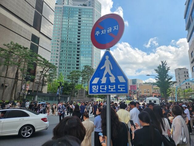 '신세계 본점 오후 3시 폭파' 글에 경찰 투입…이용객 대피