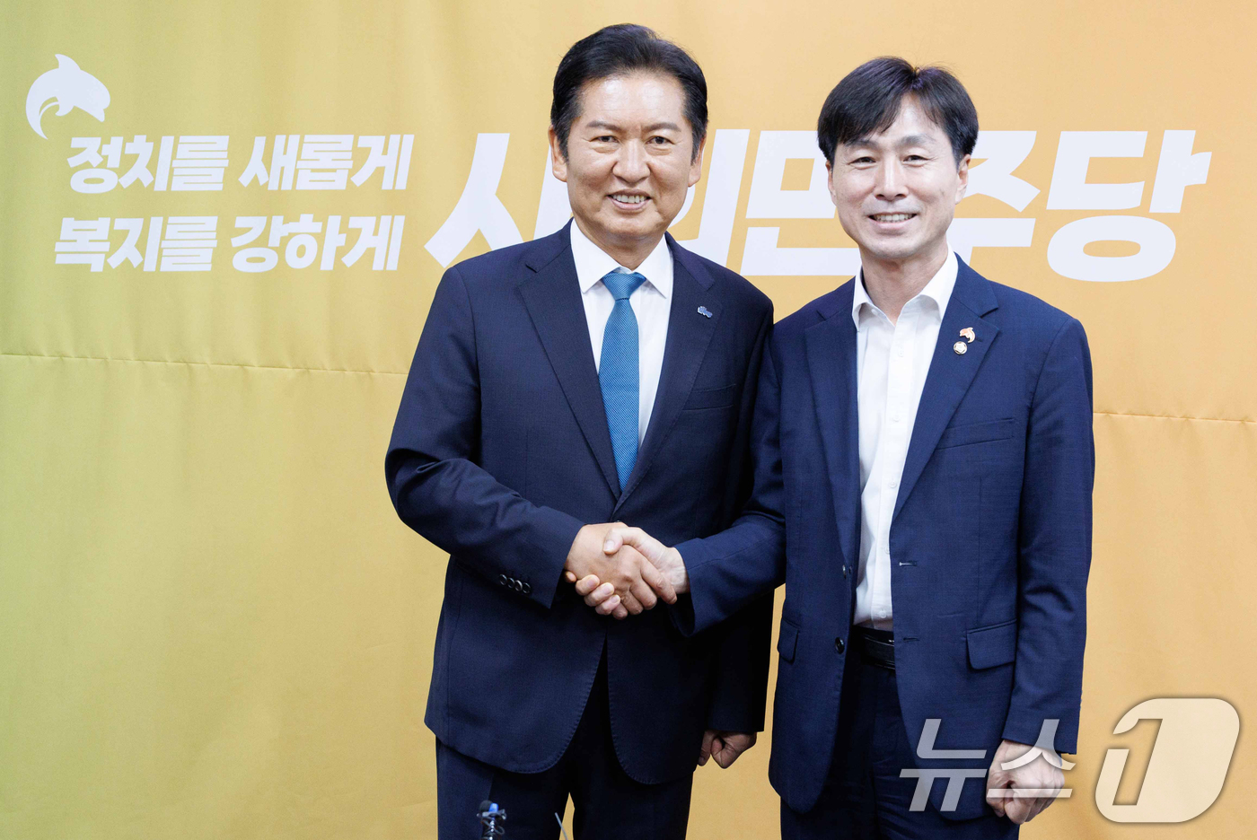 (서울=뉴스1) 이승배 기자 = 정청래 더불어민주당 대표가 5일 오후 서울 여의도 국회 의원회관에서 한창민 사회민주당 대표를 예방해 기념촬영하고 있다. (공동취재) 2025.8.5 …