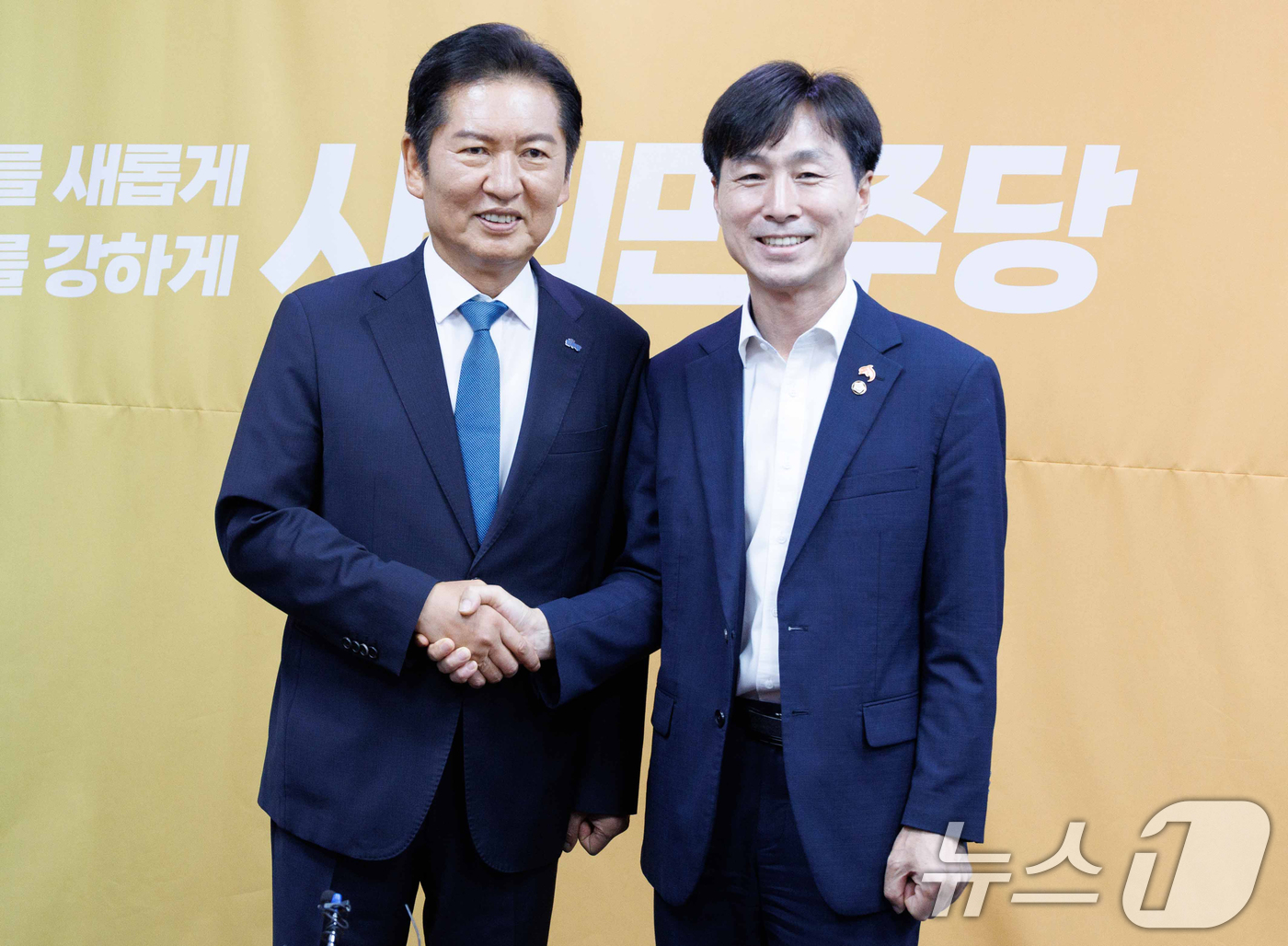 (서울=뉴스1) 이승배 기자 = 정청래 더불어민주당 대표가 5일 오후 서울 여의도 국회 의원회관에서 한창민 사회민주당 대표를 예방해 기념촬영하고 있다. (공동취재) 2025.8.5 …