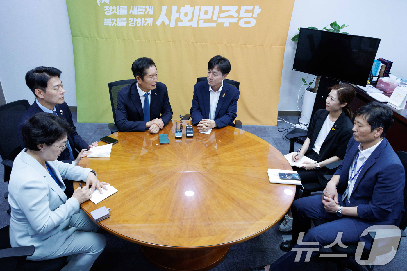 (서울=뉴스1) 이승배 기자 = 정청래 더불어민주당 대표가 5일 오후 서울 여의도 국회 의원회관에서 한창민 사회민주당 대표를 예방해 모두발언하고 있다. (공동취재) 2025.8.5 …