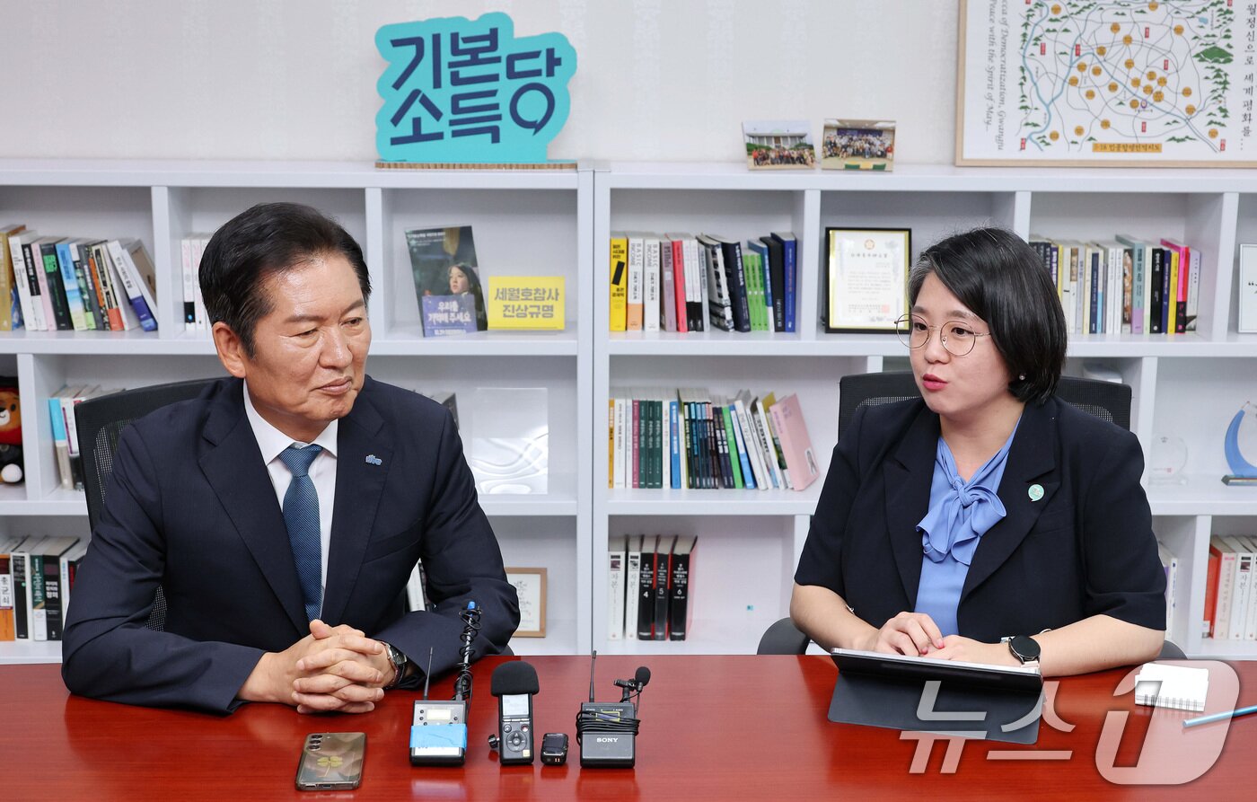 본문 이미지 - 정청래 더불어민주당 대표가 5일 서울 여의도 국회 의원회관에서 용혜인 기본소득당 대표를 예방하고 있다. (공동취재) 2025.8.5/뉴스1 ⓒ News1 유승관 기자