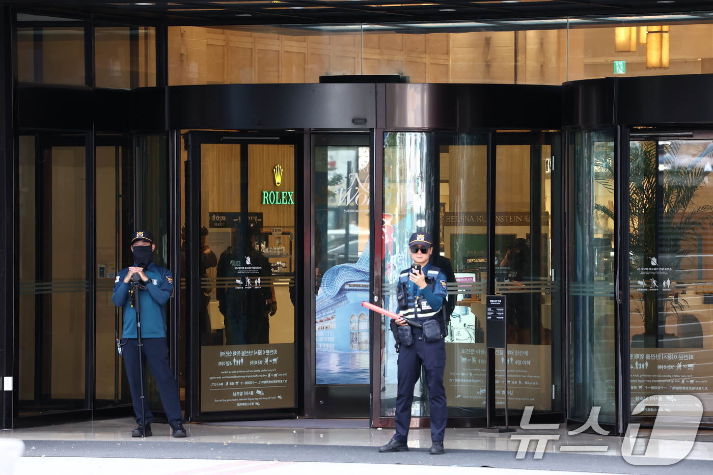 (서울=뉴스1) 김민지 기자 = 5일 오후 서울 신세계백화점 본점에서 한 인터넷 커뮤니티에 해당 백화점 내부에 폭발물을 설치했다는 협박글이 올라와 경찰특공대 등이 현장에 출동해 조 …