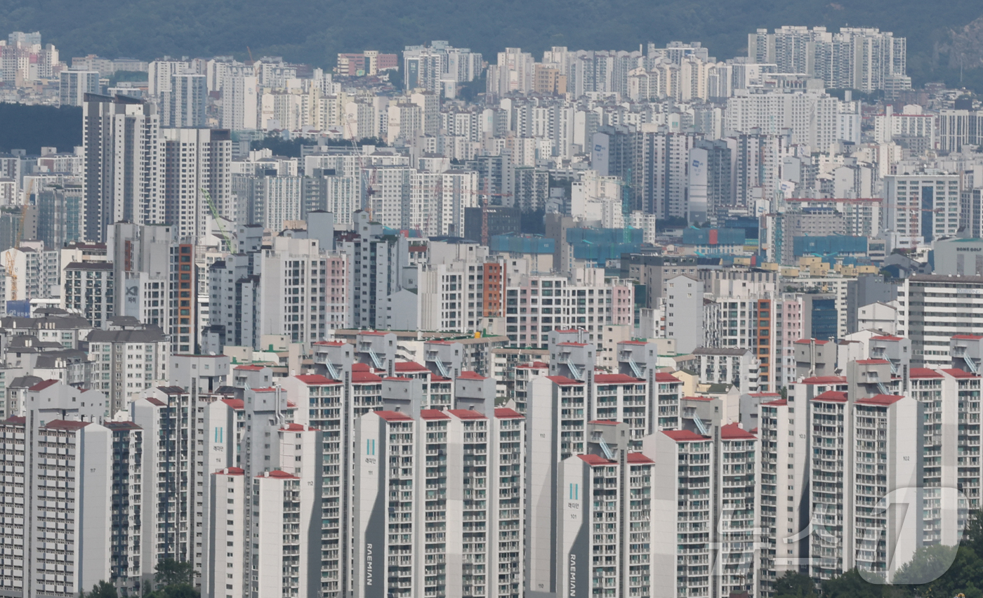 (서울=뉴스1) 권현진 기자 = 지난달 서울 아파트 중위 전세가격이 석 달 연속 상승한 것으로 나타났다.5일 KB부동산에 따르면 7월 서울 아파트 중위 전세가격은 평균 5억 633 …