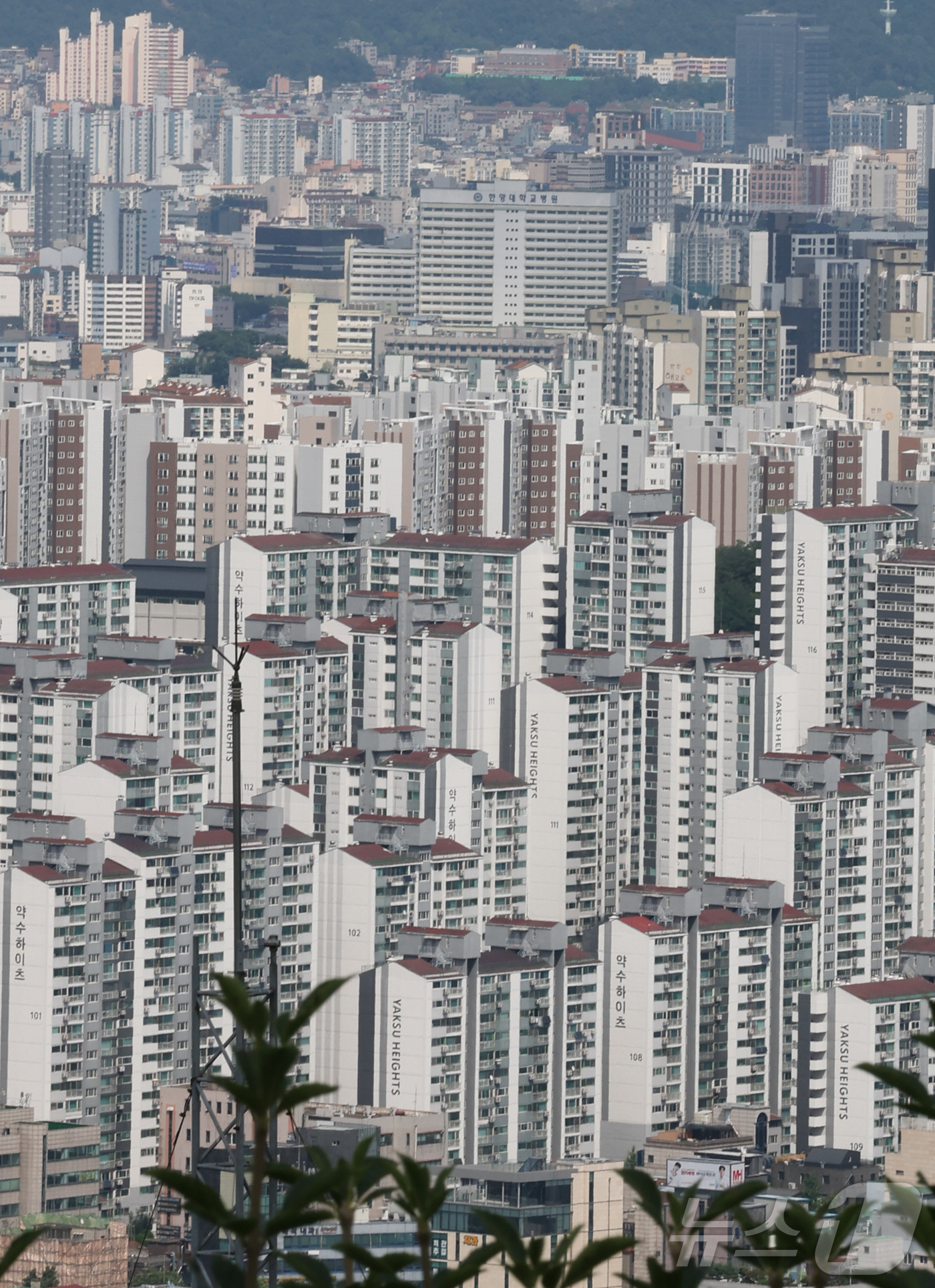 (서울=뉴스1) 권현진 기자 = 지난달 서울 아파트 중위 전세가격이 석 달 연속 상승한 것으로 나타났다.5일 KB부동산에 따르면 7월 서울 아파트 중위 전세가격은 평균 5억 633 …