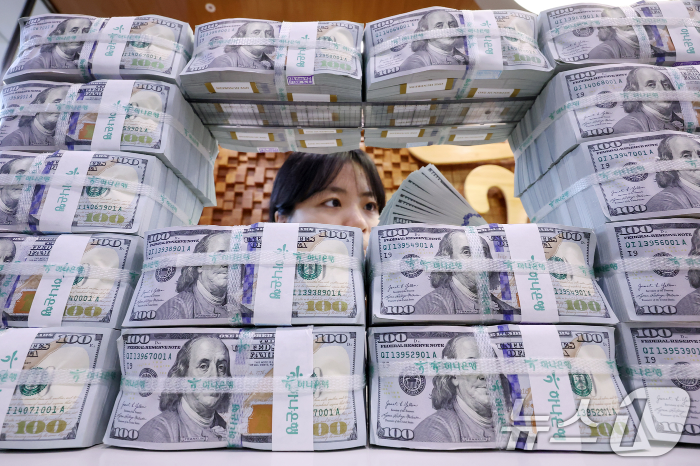 (서울=뉴스1) 민경석 기자 = 지난달 우리나라의 외환보유액이 6월보다 약 11억 달러 늘면서 두 달째 4100억 달러 선을 지켰다.한국은행은 미국 달러화 강세로 기타통화 외화자산 …