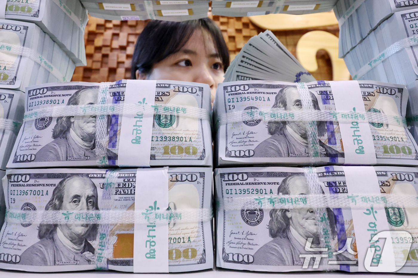 (서울=뉴스1) 민경석 기자 = 지난달 우리나라의 외환보유액이 6월보다 약 11억 달러 늘면서 두 달째 4100억 달러 선을 지켰다.한국은행은 미국 달러화 강세로 기타통화 외화자산 …